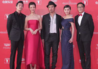 《真相禁区》亮相上影节闭幕式 摆柯南造型