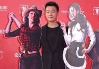 佟大为上影节闭幕爆笑走红毯 抱"赵薇"上台