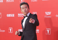 邓超帅气亮相上影节闭幕红毯 表情王搞怪不断