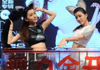 By2發片扮黑白貓女大跳3D舞 為天津同胞祈福