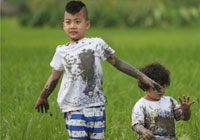 圖：萌娃泥地變泥娃 諾一抓泥鰍逗妹妹開心