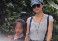 馬伊琍接大女兒牽手散步 不喬裝躲避大方逛街