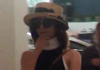 王珞丹機場被偷拍調皮指鏡頭 與攝影玩躲貓貓