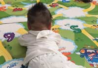 黃海波曬兒子爬地墊照片：吾兒小年第一爬