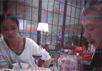 圖：網曝湯唯馮小剛約飯 餃子香腸下紅酒