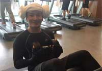 黃曉明裹頭巾健身變逗萌 華麗麗撞臉光頭強