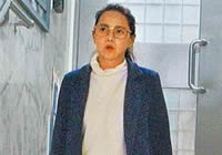 伊能靜懷二胎不嬌氣 淋雨抱狗拎重物爬樓梯