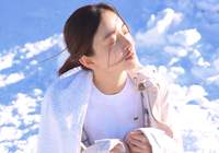 施詩冬日雪地寫真曝光 浴巾搶戲女神俏皮自黑