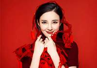 劉雨欣新春大片曝光 手拿福字喜慶可愛賀新年