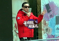 六小齡童潮范裝扮出街 梳光亮大背頭酷勁十足