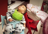 何潔曬出兒女溫馨照 兒子七寶溫柔拉妹妹小手