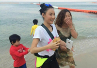 張柏芝帶兩子春節之旅 遊泰國打扮清涼海邊戲水