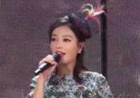 趙薇印花裙小氈帽美美噠 春晚獻唱《六尺巷》