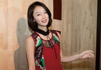 周冬雨紅裙亮相紐約時裝周 俏皮可愛少女感爆棚