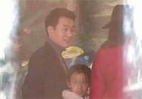 組圖：關悅攜倆女童探班佟大為 二胎女兒首曝光