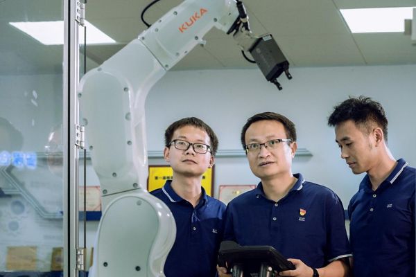 （图为技术<p>员带领青年员工在劳模工作室开展实操演练场景。罗翔 摄）</p>