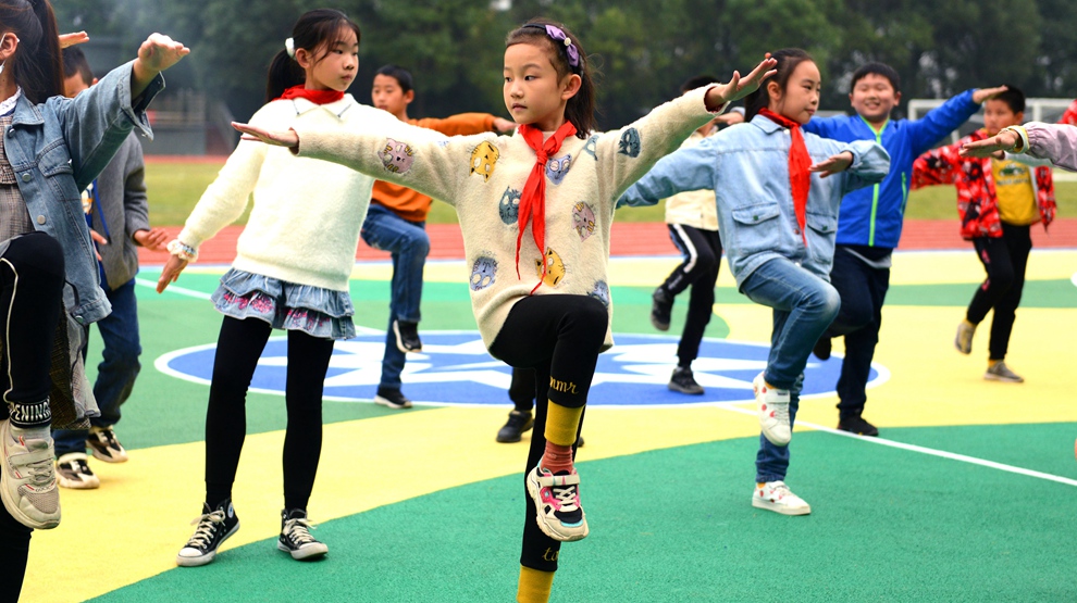 2020，通过球鞋回收为武汉市碧云小学修建篮球场