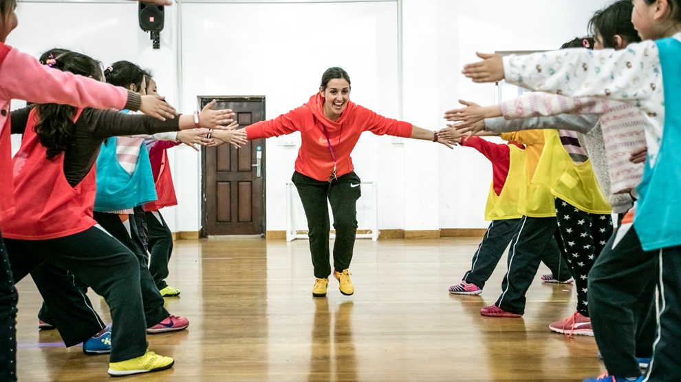 2015，启动&ldquo;足球体育课&rdquo;，外教进课堂