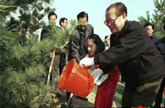 江泽民参加植树活动