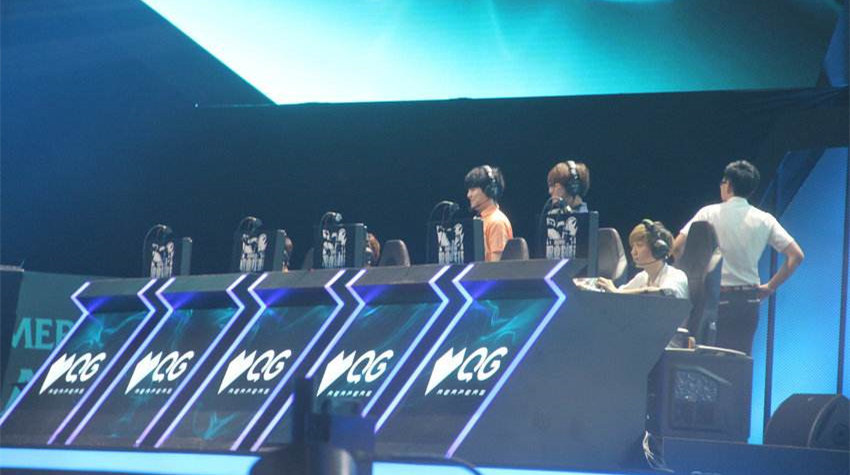 电竞：IG让一追二险胜FPX LPL再无全胜战队