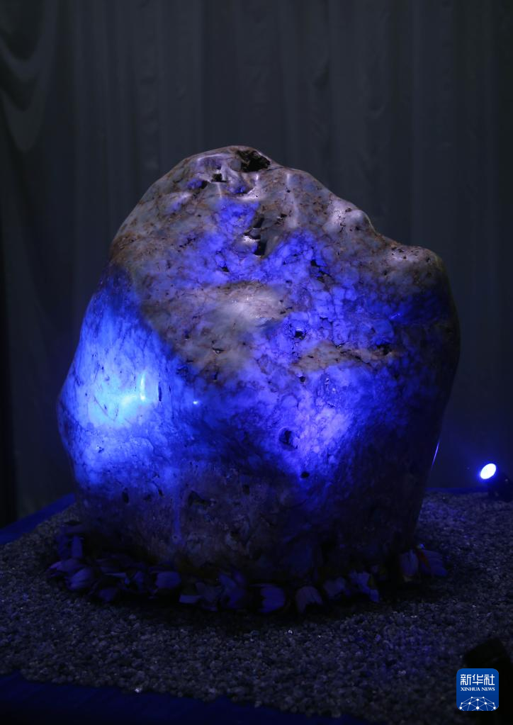 斯里兰卡展出巨大天然蓝宝石-新华网