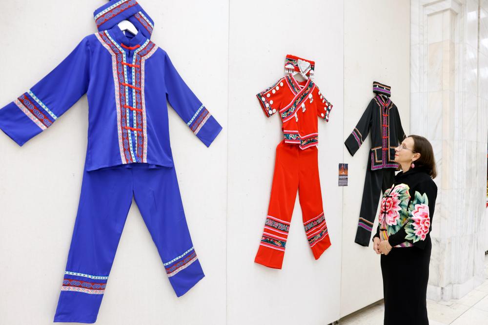 中国少数民族服饰展在罗马尼亚举行-新华网