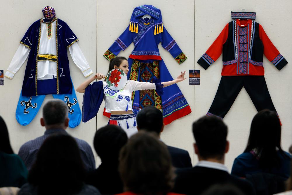 中国少数民族服饰展在罗马尼亚举行-新华网