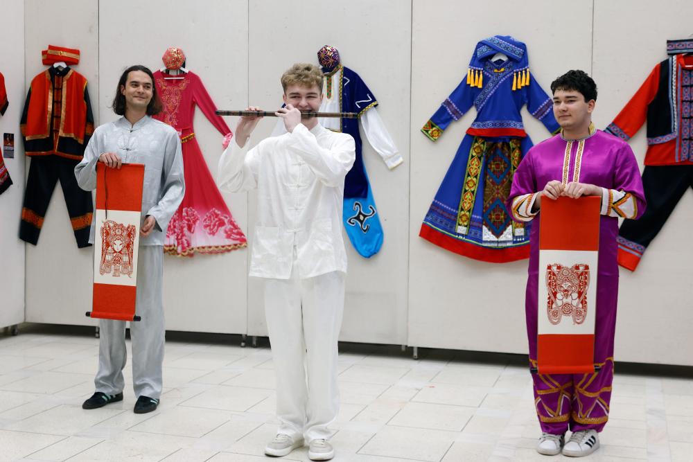 中国少数民族服饰展在罗马尼亚举行-新华网