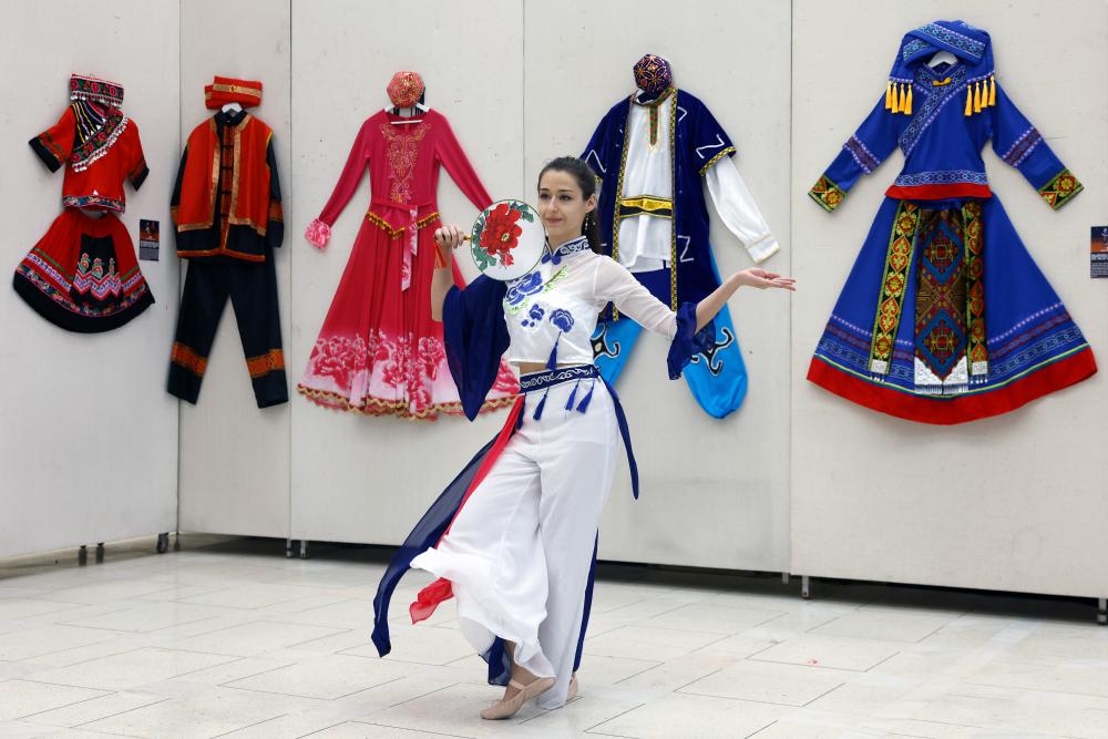 中国少数民族服饰展在罗马尼亚举行-新华网