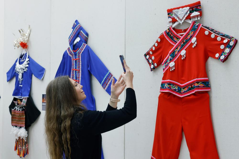 中国少数民族服饰展在罗马尼亚举行-新华网