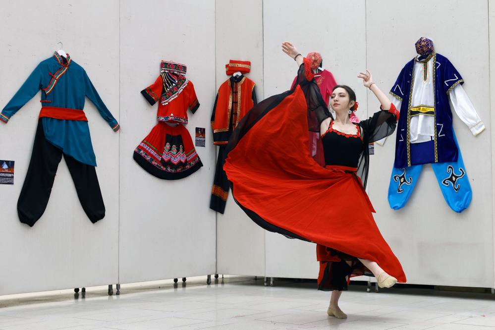 中国少数民族服饰展在罗马尼亚举行-新华网