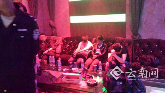 昆明警方扫黄扫毒现场