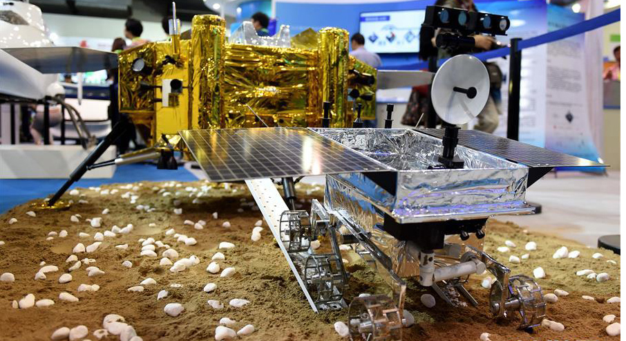 观众在科博会上参观&ldquo;玉兔号&rdquo;月球车模型