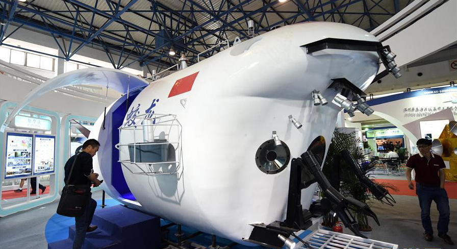 观众在科博会上参观蛟龙号载人潜水器模型