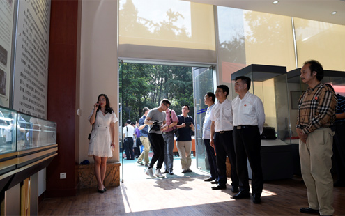 来宾参观四川分社社史陈列室