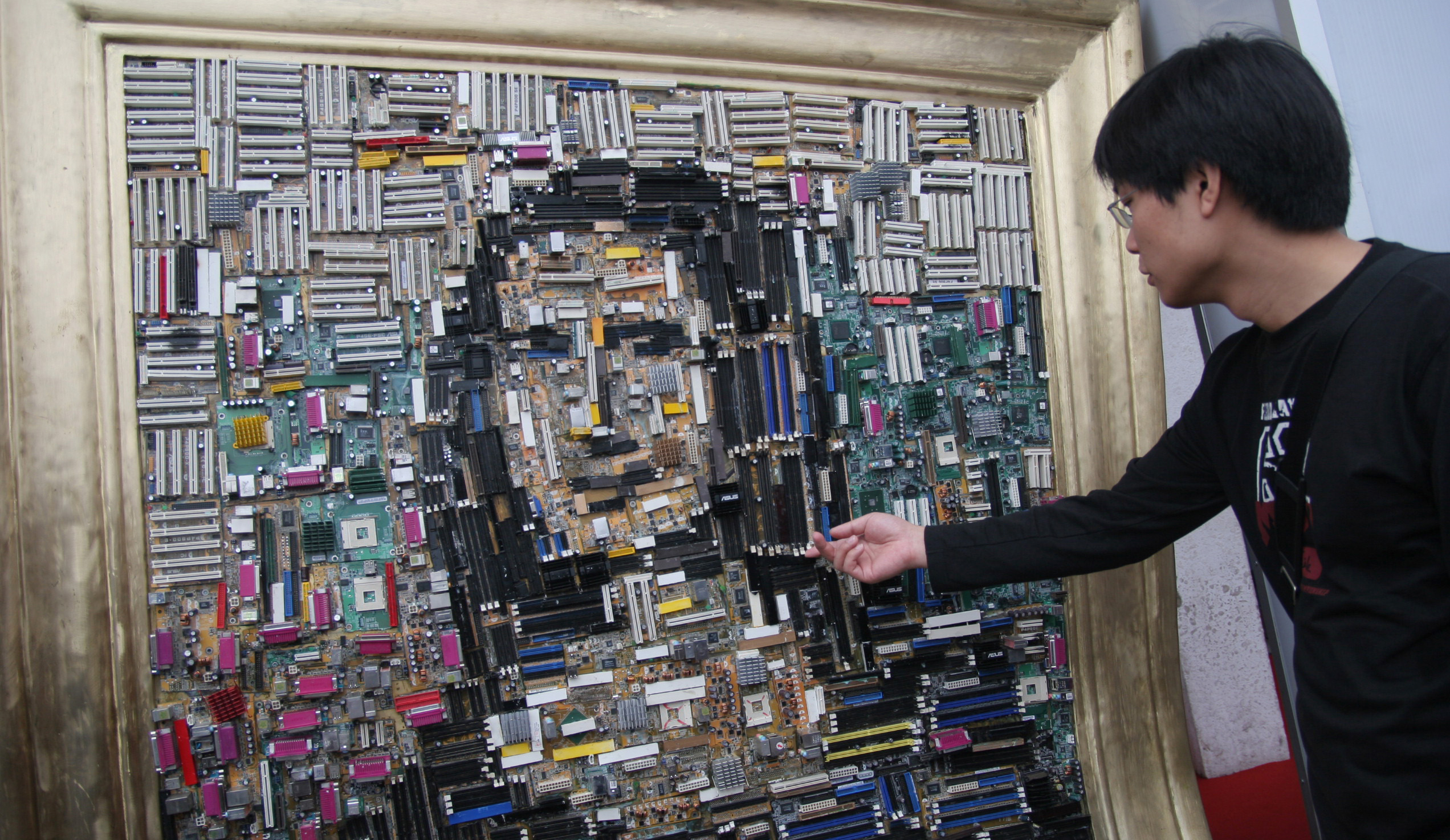 参观者观看名为《科技的微笑》的作品