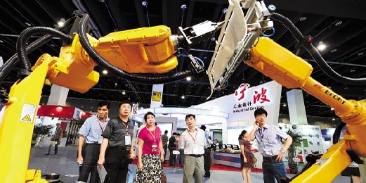 APEC技展会昨在义乌开幕 机器人展区引围观