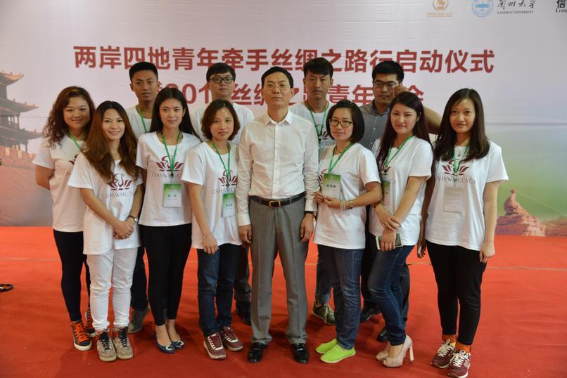 信和财富董事长夏靖及员工