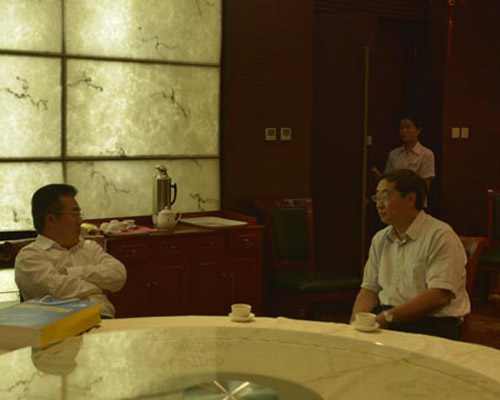 新华网副总裁魏紫川出席2014新华网互联网金融企业社会责任峰会