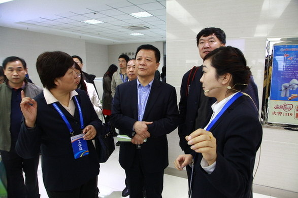 宋超智听取中心日常工作情况