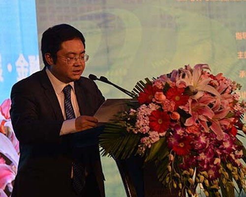 钟宏武发表演讲