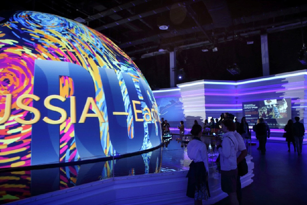 到俄罗斯馆看&ldquo;北极冰川&rdquo;