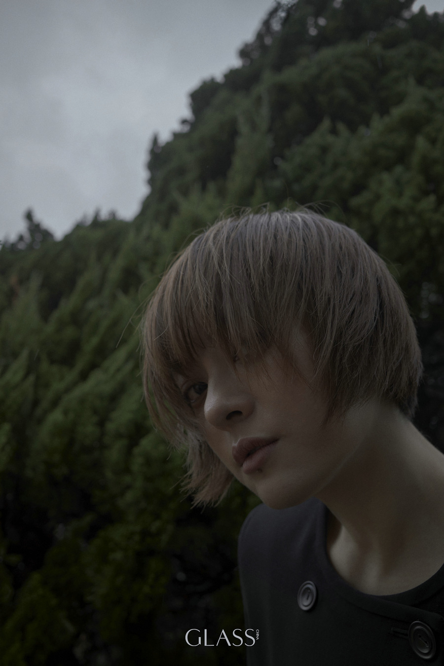 孙俪初夏大片雨中绽放 尽显温润活泼