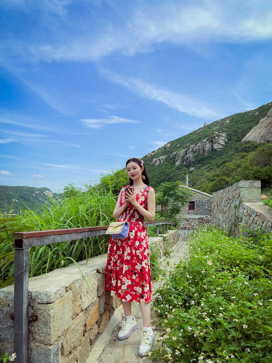 宋轶最新时尚大片曝光 漫步海岛悠闲惬意