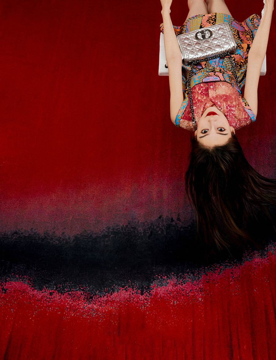 Angelababy封面大片曝光 色彩碰撞艺术感十足