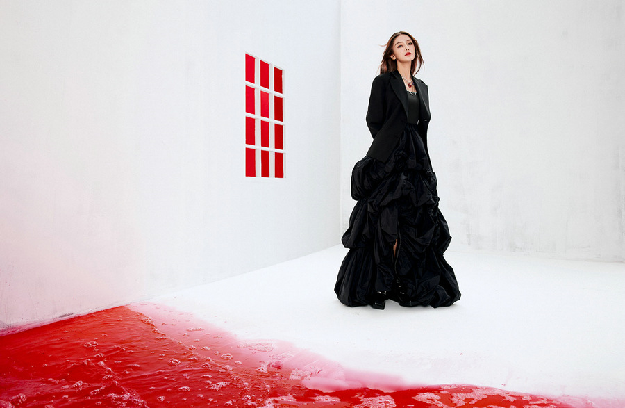 Angelababy封面大片曝光 色彩碰撞艺术感十足