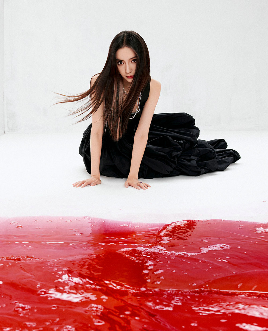 Angelababy封面大片曝光 色彩碰撞艺术感十足