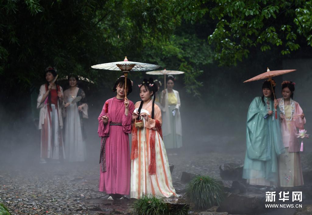 浙江绍兴举行“汉服古韵 雅集游园”活动