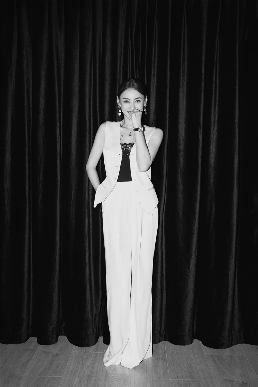 张柏芝最新写真曝光 干练造型演绎别样时尚魅力