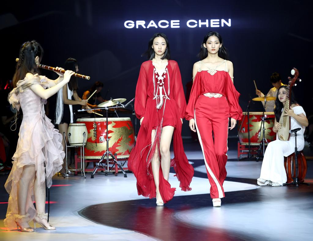 中国国际消费品博览会时装周拉开帷幕